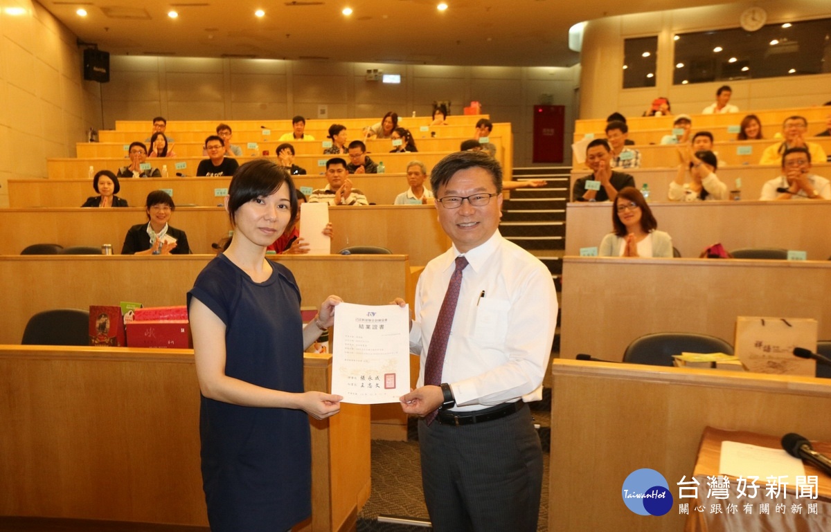 農訓協會秘書長王志文(右)頒發學員結業證書。