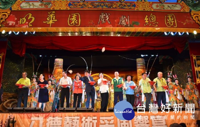 桃園市長鄭文燦13日晚間前往八德指玄宮,出席「2017八德藝術采風饗宴」。