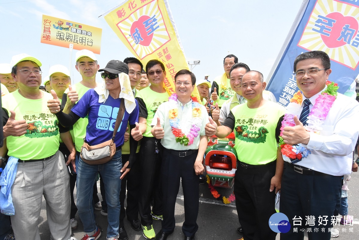 龍王祭福鹿溪龍舟捐贈儀式及點睛-縣長與民眾合影