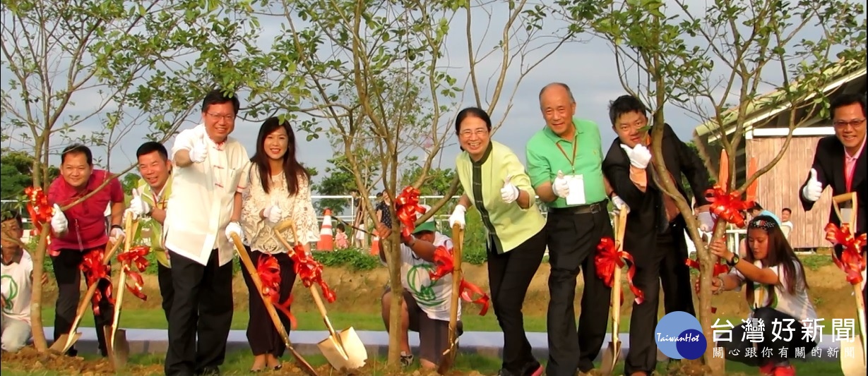 鄭市長與貴賓種下「希望樹苗」，共5棵流蘇，代表「2017桃園農業博覽會」圓滿閉幕。