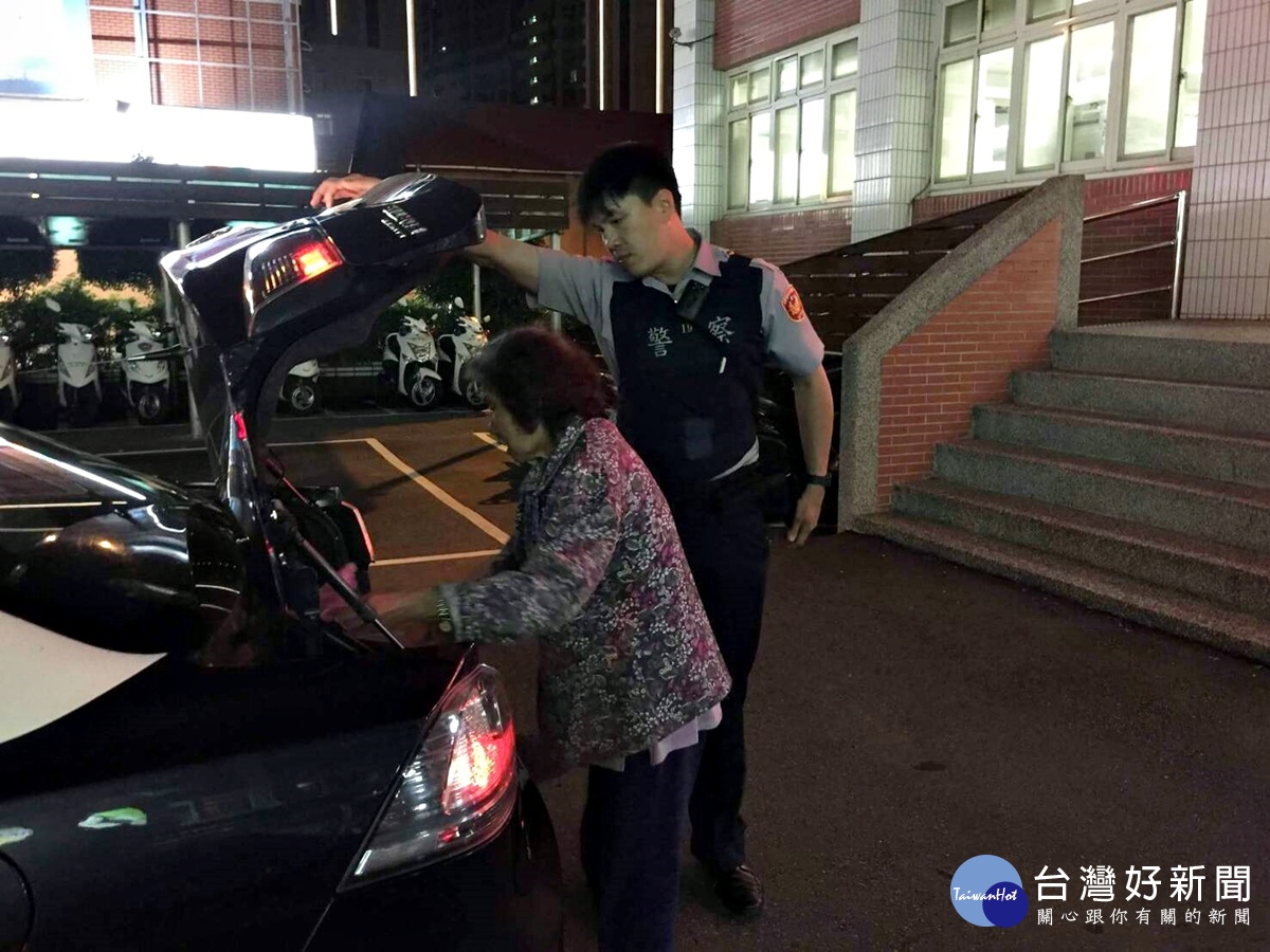 拾荒婦迷途員警將婦人載至所內休息並協助返家