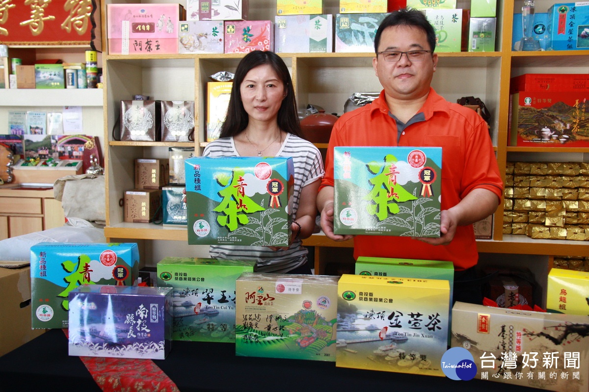 謝棨安林淑君夫婦展示8項特等獎的茶葉。（記者扶小萍攝）