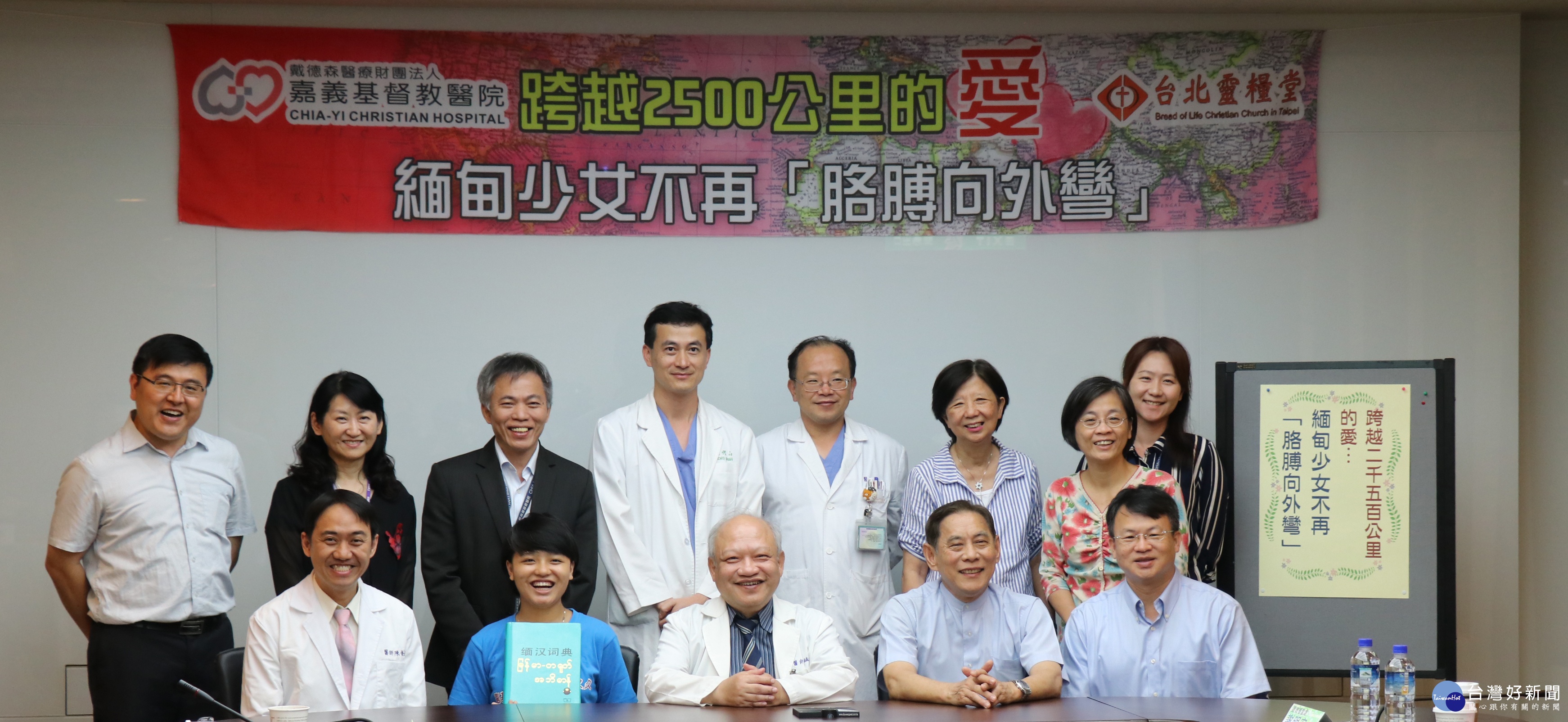 圖片說明3:嘉基團隊贈與黃珍蝶妹妹辭典,勉勵她未來持續努力!