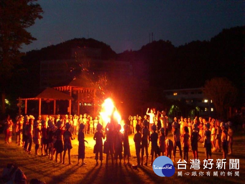 喜鴻日本暑期旅行團,將營火晚會、烤乳豬、流水涼麵等超有日本味的親子體驗活動加進行程內,吸引許多想感受四國悠閒鄉村味的家庭旅客。(圖/喜鴻假期提供)