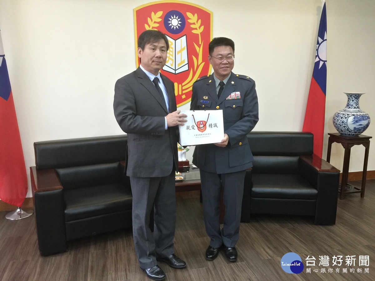 陸軍專科學校長李福華對於軍友保險代理人公司的給學校的饋贈表示感謝