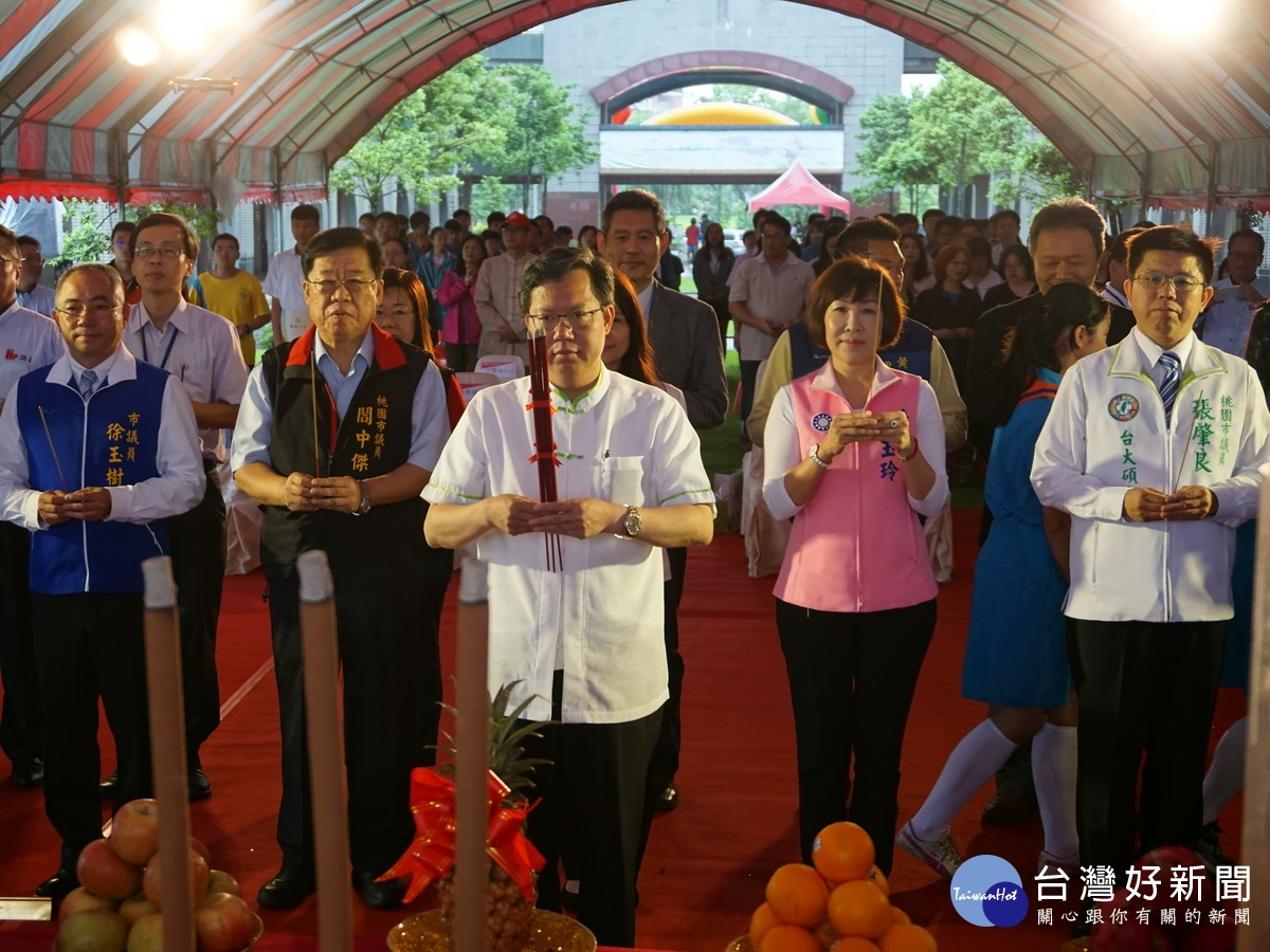 龍潭區武漢國中活動中心新建工程動土典禮中,桃園市長鄭文燦和與會貴賓共同焚香祝禱。