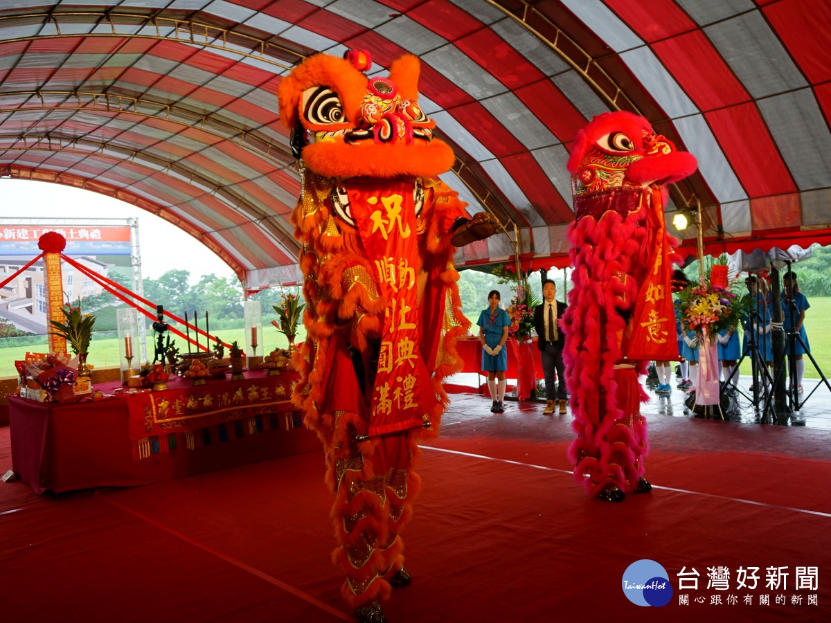 龍潭區武漢國中活動中心新建工程動土典禮中祥獅獻瑞。