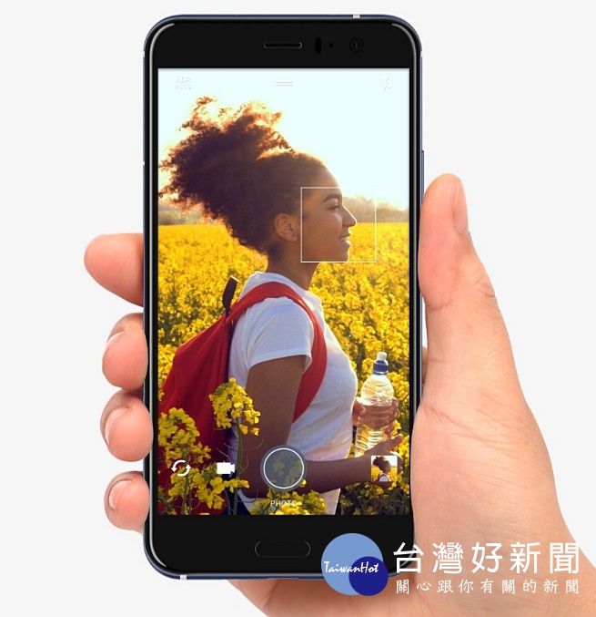 HTC U11採用5.5吋2K解析度螢幕、Qualcomm Snapdragon 835 處理器、3000 mAh鋰電池、1200萬畫素OIS光學防手震後置相機、1600萬畫素前置相機、防水防塵等級IP67、USB Type-C介面、Quick Charge 3.0快充機能,並支援雙卡雙待。(圖/HTC)