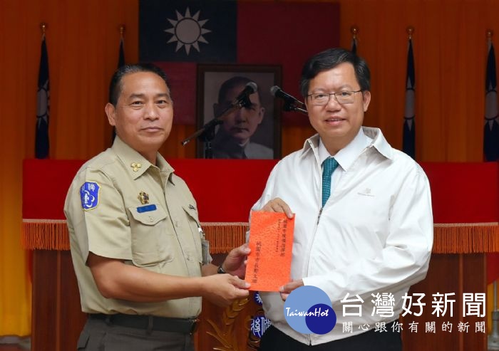 市長鄭文燦到桃園市後備指揮部頒贈端午慰勞金，由指揮官張明吉代表接受。