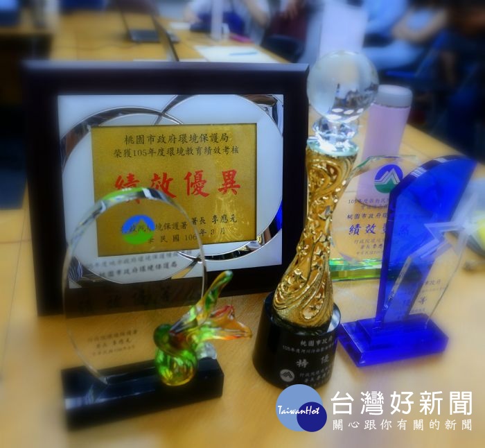 桃園市環保局獲頒五項環保績優獎,將獎座獻給鄭文燦市長。