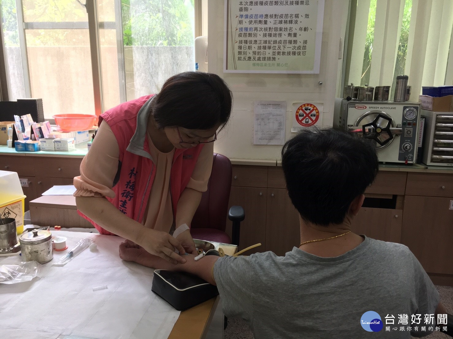 衛生局主動通知有接受注射服務的高風險民眾前往楊梅區衛生所接受免費血液篩檢。