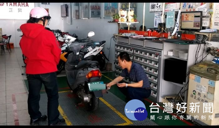 桃園市環保局重視機車及柴油車排氣檢驗人員的健康,為檢驗員提供健康檢查補助。
