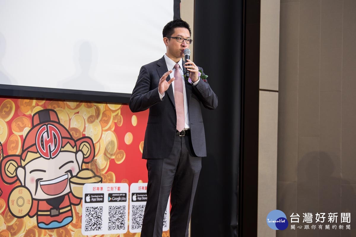 華南永昌「華南好神準華南好神算APP」上市記者會,華南永昌投顧儲祥生董事長(圖左一)、華南永昌證券陳錦峰總經理(圖左二)、華南永昌證券劉茂賢董事長(圖左三)、華南金控張雲鵬總經理(圖中)、華南永昌證券許元禎副董事長(圖右三)、華南金控張振芳處長(圖右二)、華南永昌證券吳錦清執行副總(圖右一)。
