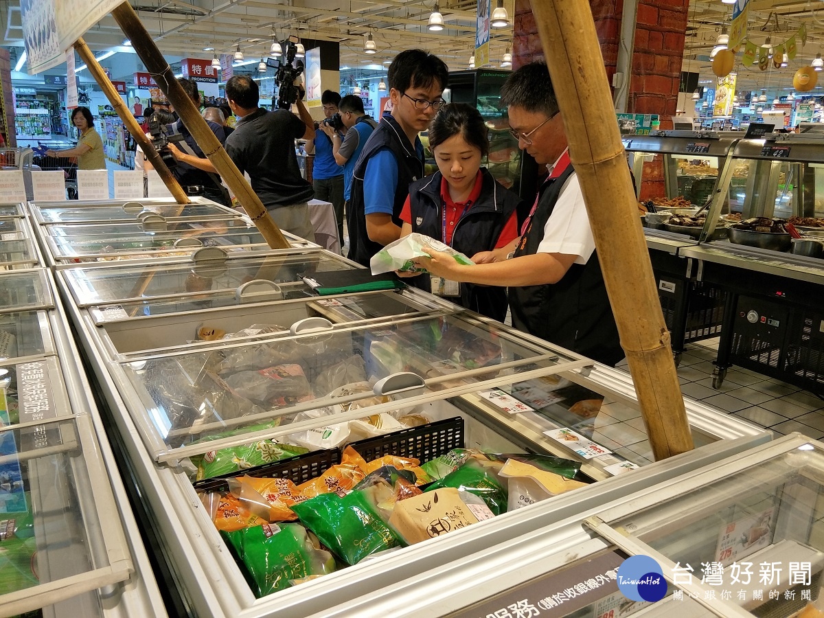 衛生局會同消保官針對大賣場粽子相關食品進行稽查。