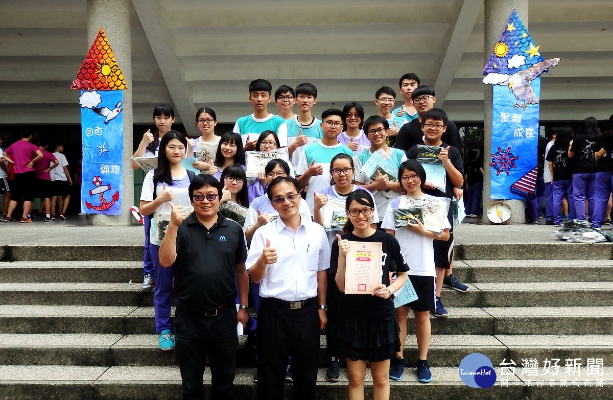 國立竹山高中特別為高三學生舉辦「成年禮」，闖關完成畢業生拿著『成年禮讚證書』與校長、師長合影。