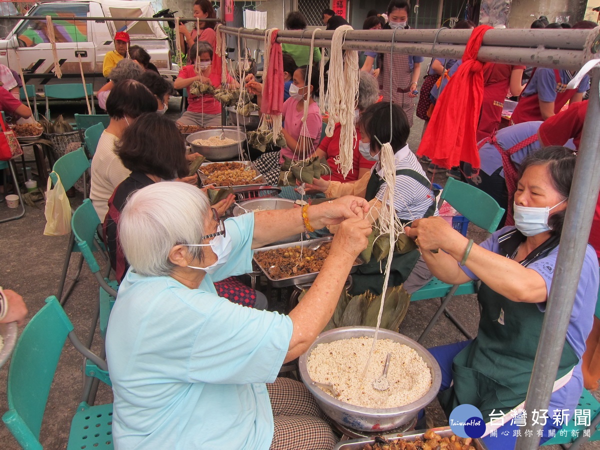社區高齡阿嬤包的粽子特別有古早味。（記者扶小萍攝）
