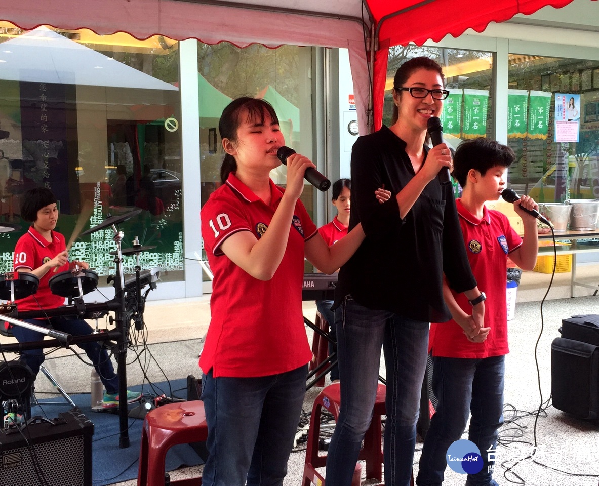 立委許淑華於現場與小朋友一起合唱，為視障生募款。