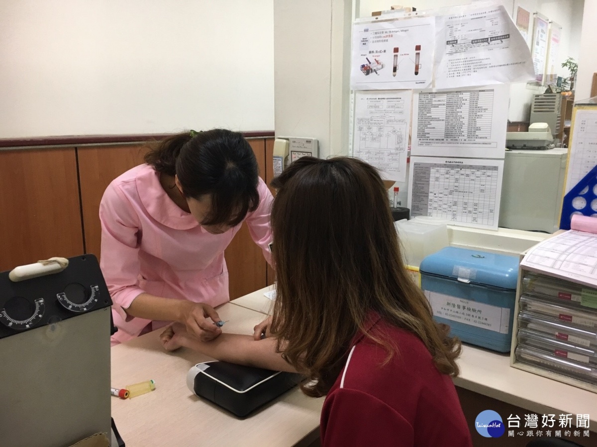 楊梅衛生所假日主動加開門診,服務維蓮診所案符合檢驗資格民眾做免費C型肝炎篩檢。