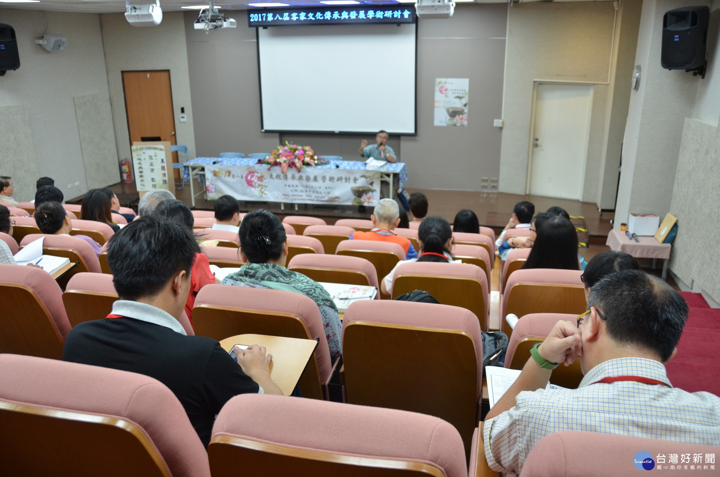 專題演講邀請到范文芳教授主講「地名與客家文化」，談論許多地名與客家文化間的土地連結，深入淺出的說明，讓與會者收穫滿滿。