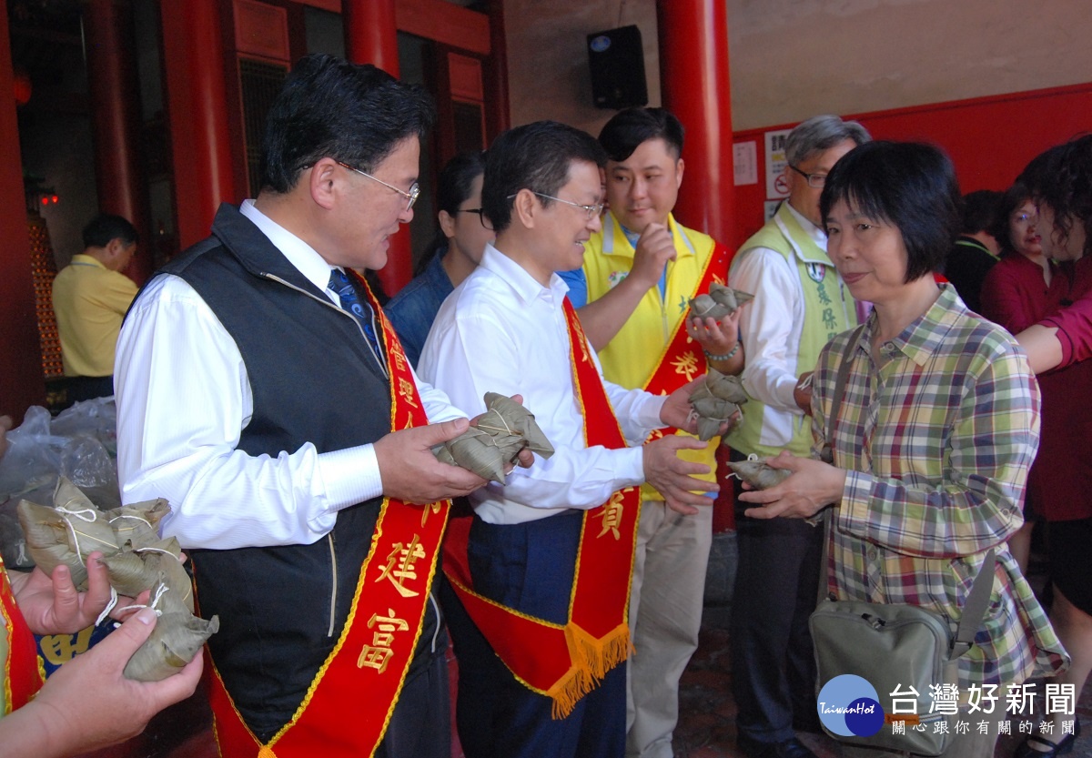 邱市長和魏明谷縣長在威惠宮王媽祝壽慶典後一起發放肉粽提前慶端午