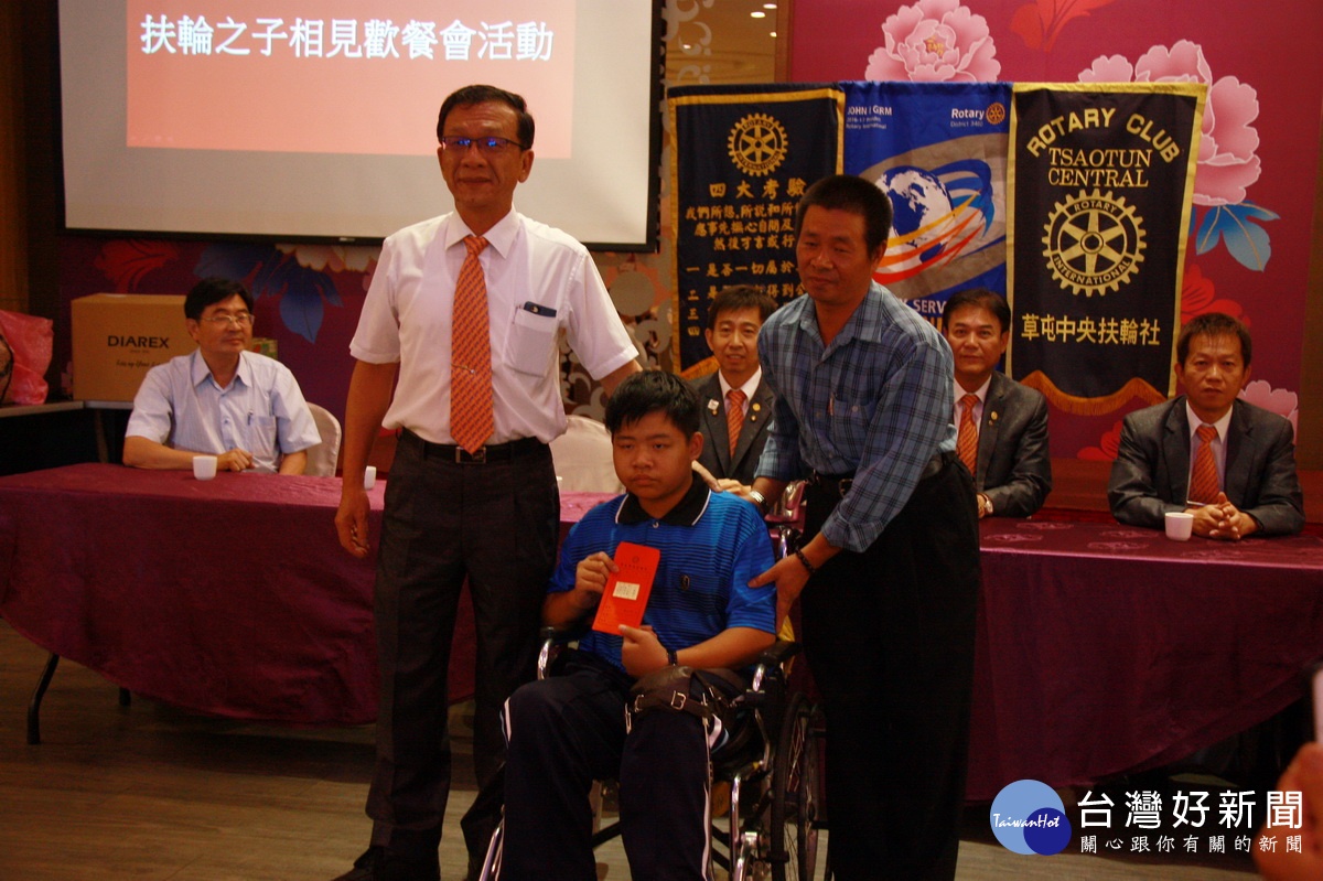 黃榮堯主委（左）鼓勵李同學向學加油。（記者扶小萍攝）