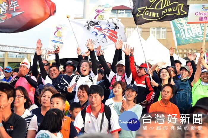 桃園市長鄭文燦表示,市府會持續舉辦海上龍舟賽,也會逐步充實竹圍漁港設施。