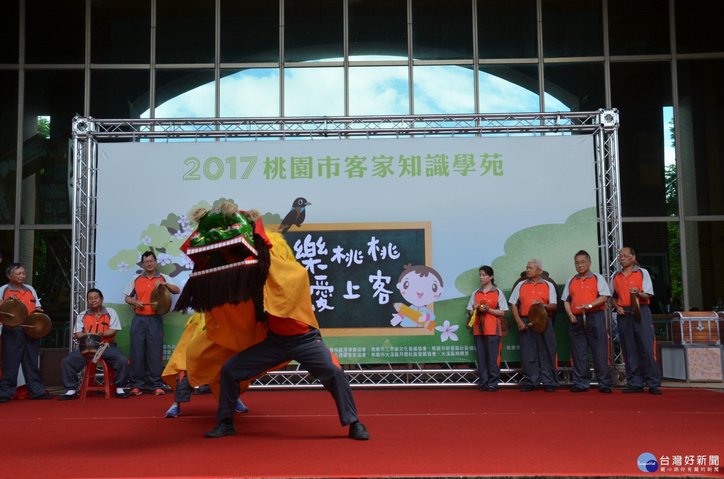 安平鎮獅鼓隊開場表演。