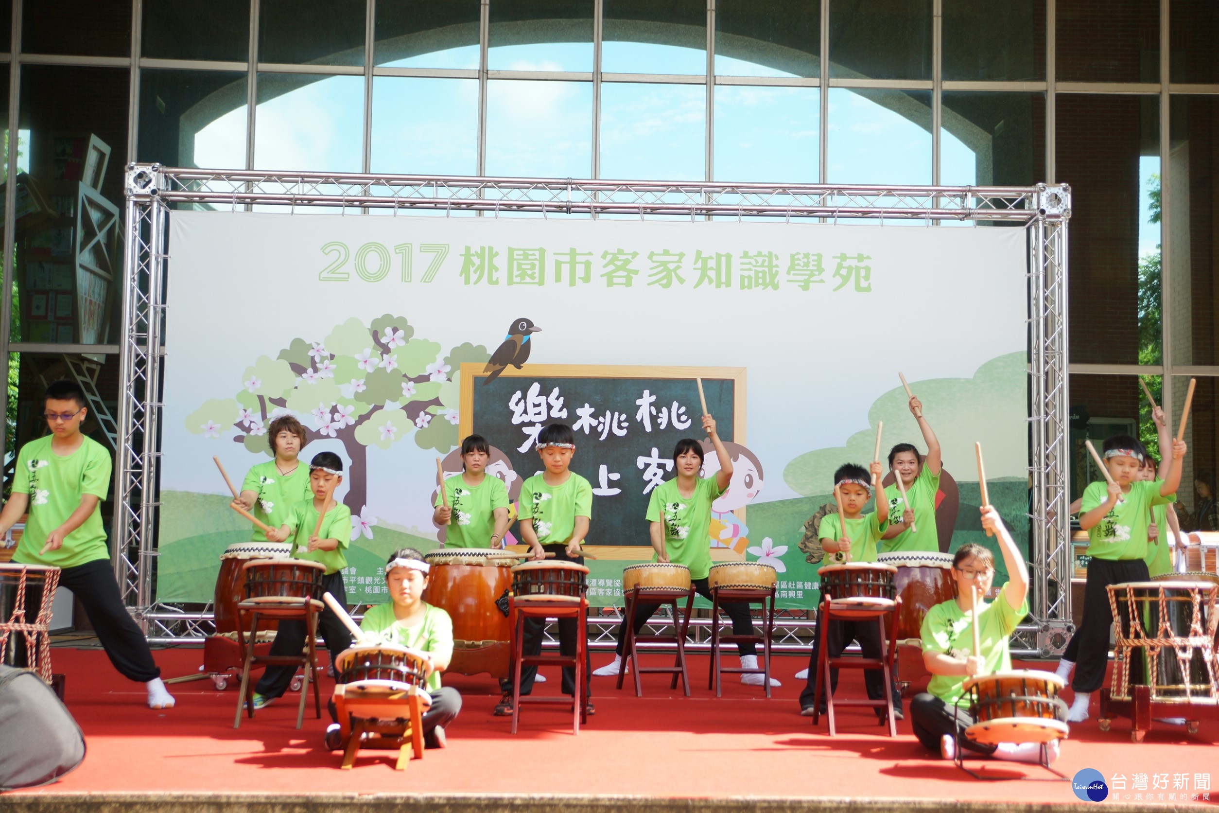 五舞太鼓團及新奇屋種子團聯合太鼓演出。