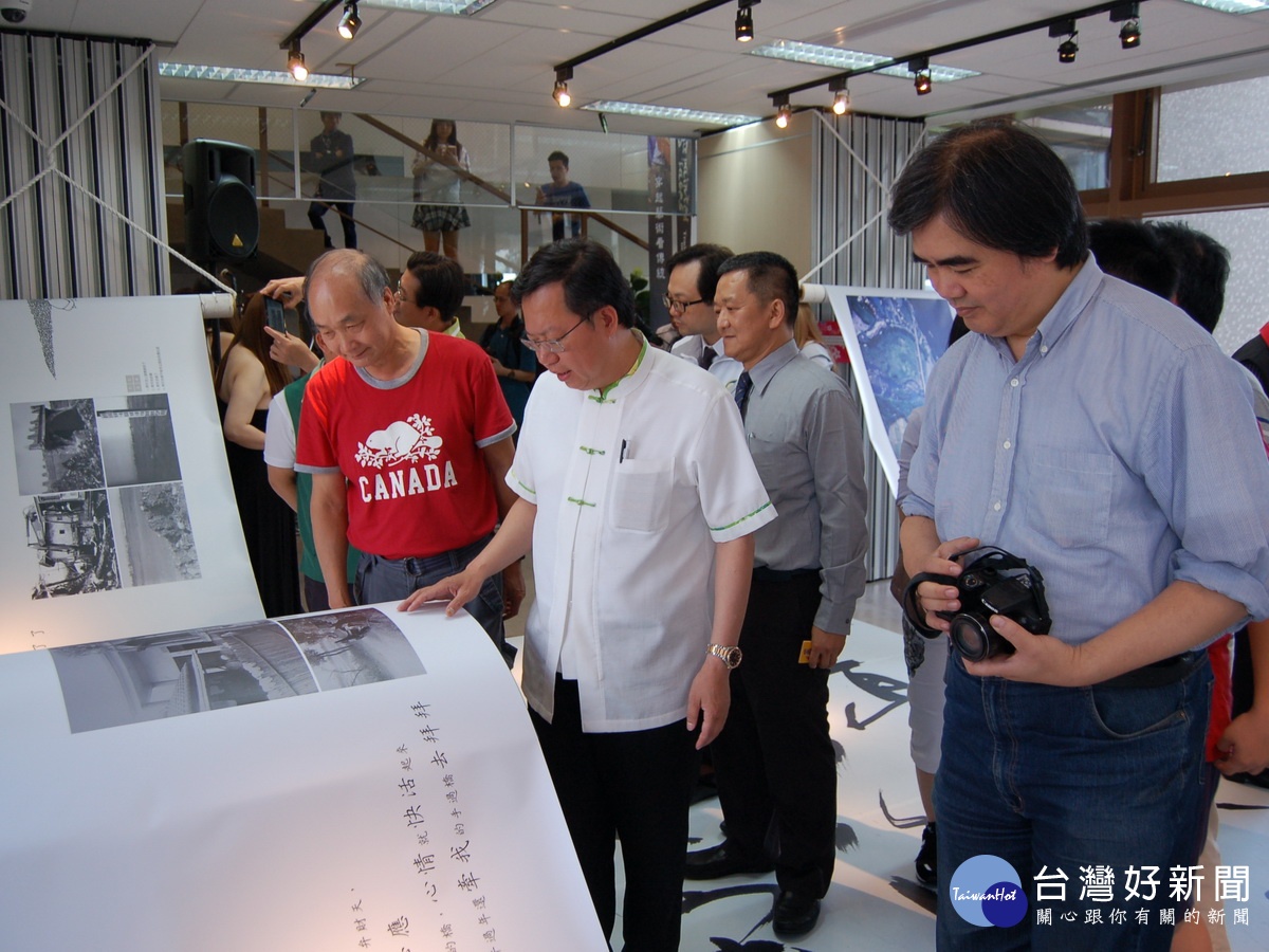 桃園市長鄭文燦參觀桃園生活書寫特展作品。