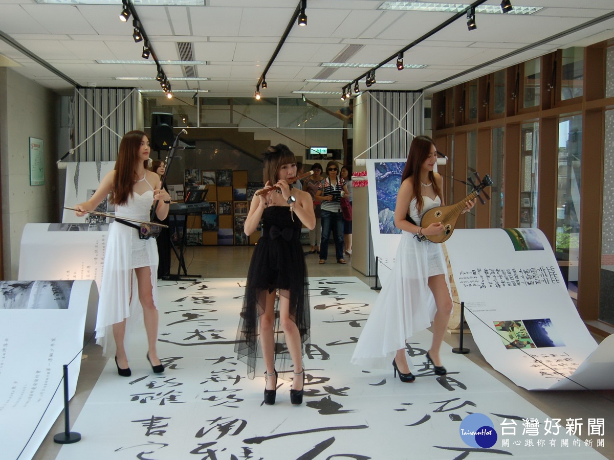 黃(女+帝)國樂團現場演奏為活動拉開序幕。