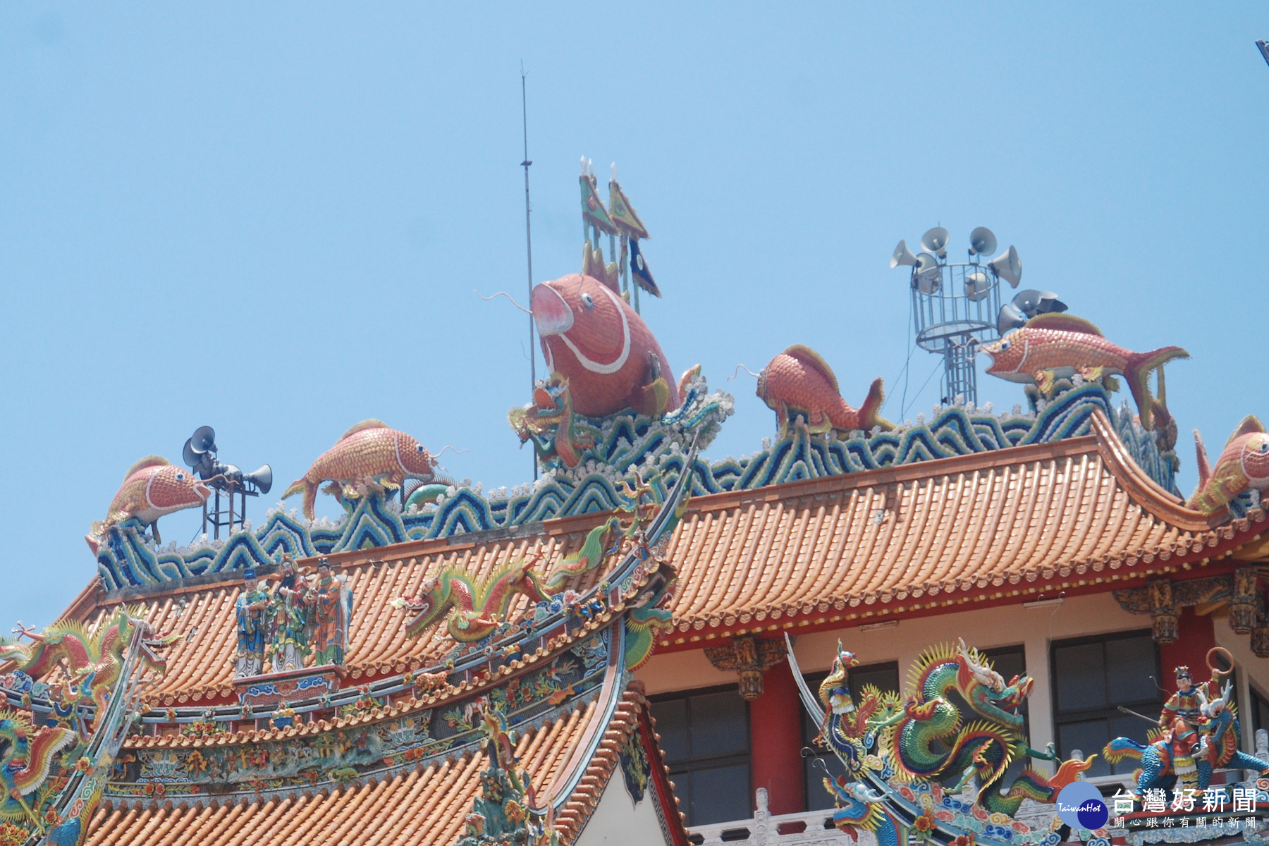 西港慶安宮大廟頂安置巨大鯉魚神。(圖/記者黃芳祿攝) 