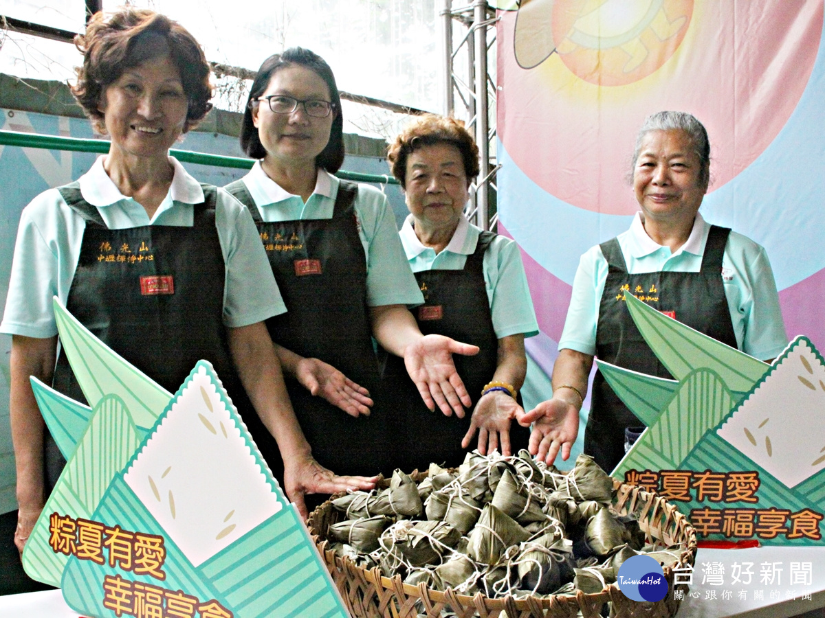 安家實物銀行受助戶一起包粽子、送粽子外,也提供量血壓、免費髮型設計,並贈送平安箱等禮品,歡慶端午佳節
