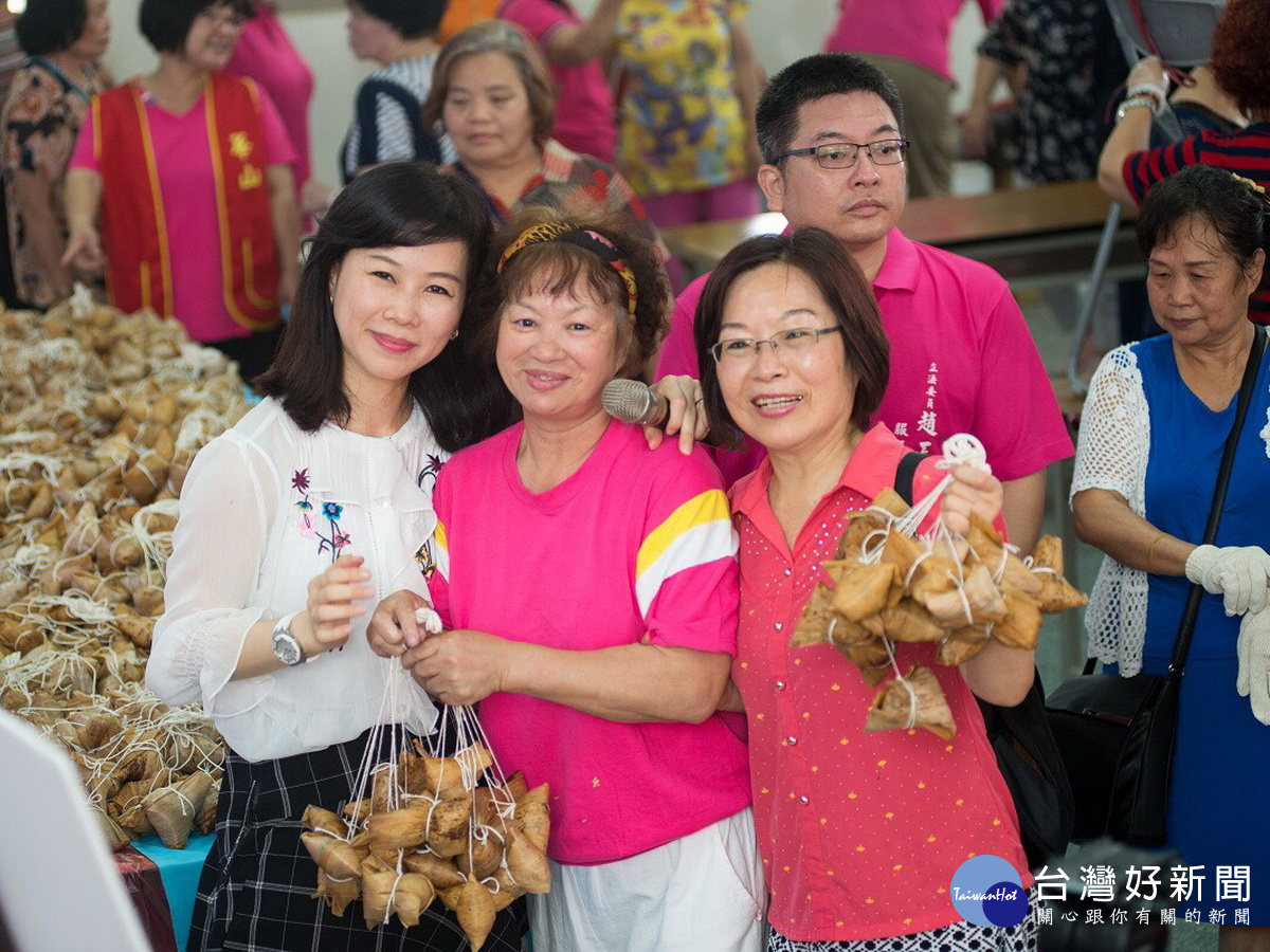 立委趙正宇夫人吳淑惠和大同社區發展協會志工朋友們一起完成1600個粽子。