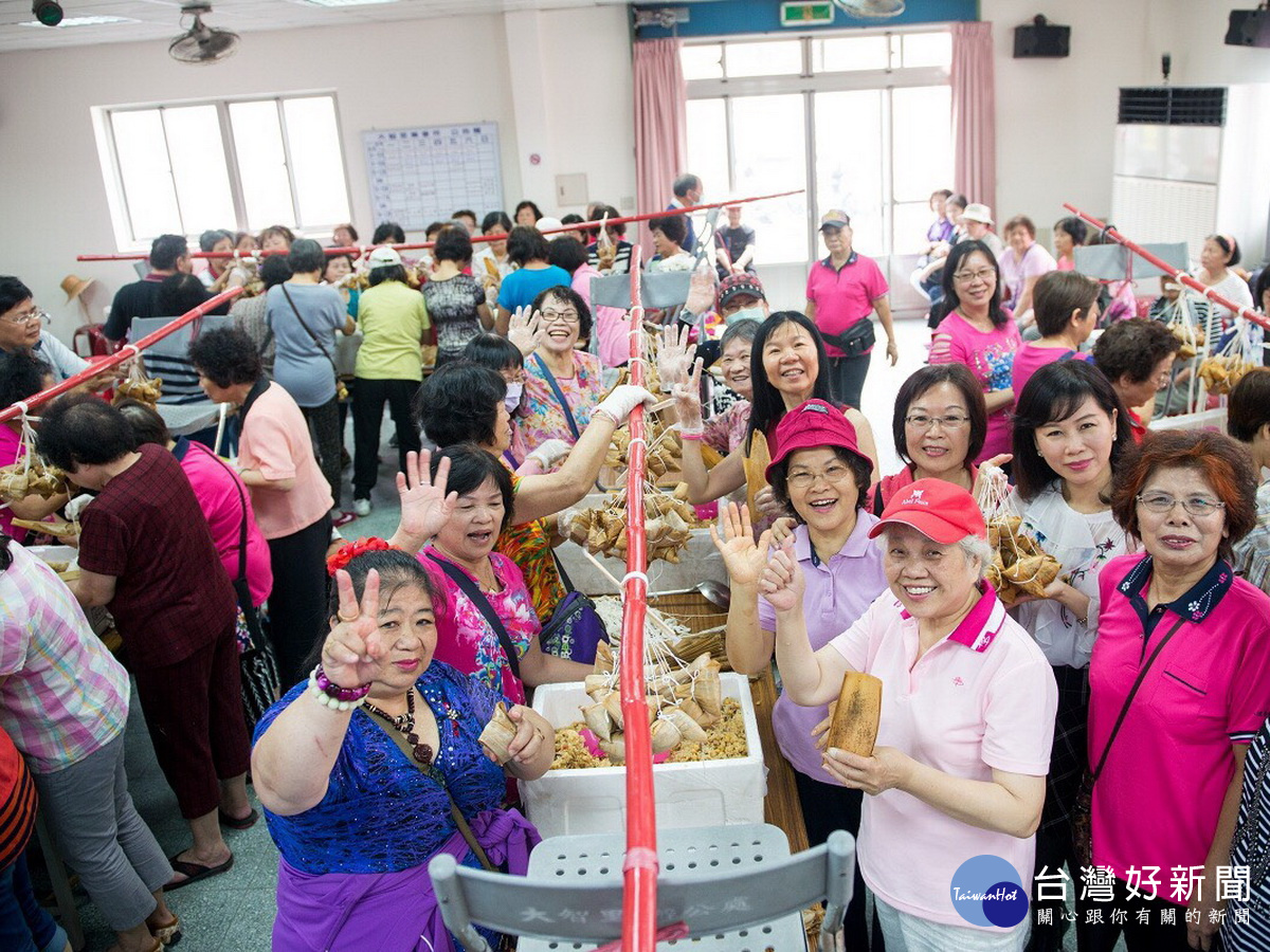 大同社區發展協會的婆婆媽媽和志工朋友們，在立委趙正宇夫人吳淑惠帶領下包好1600個粽子。