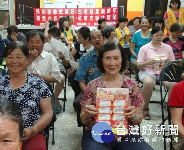 虎尾警分局客厝派出所假西庄社區舉辦社區治安會議,宣導各項警政工作,深獲居民好評。(記者陳昭宗拍攝)