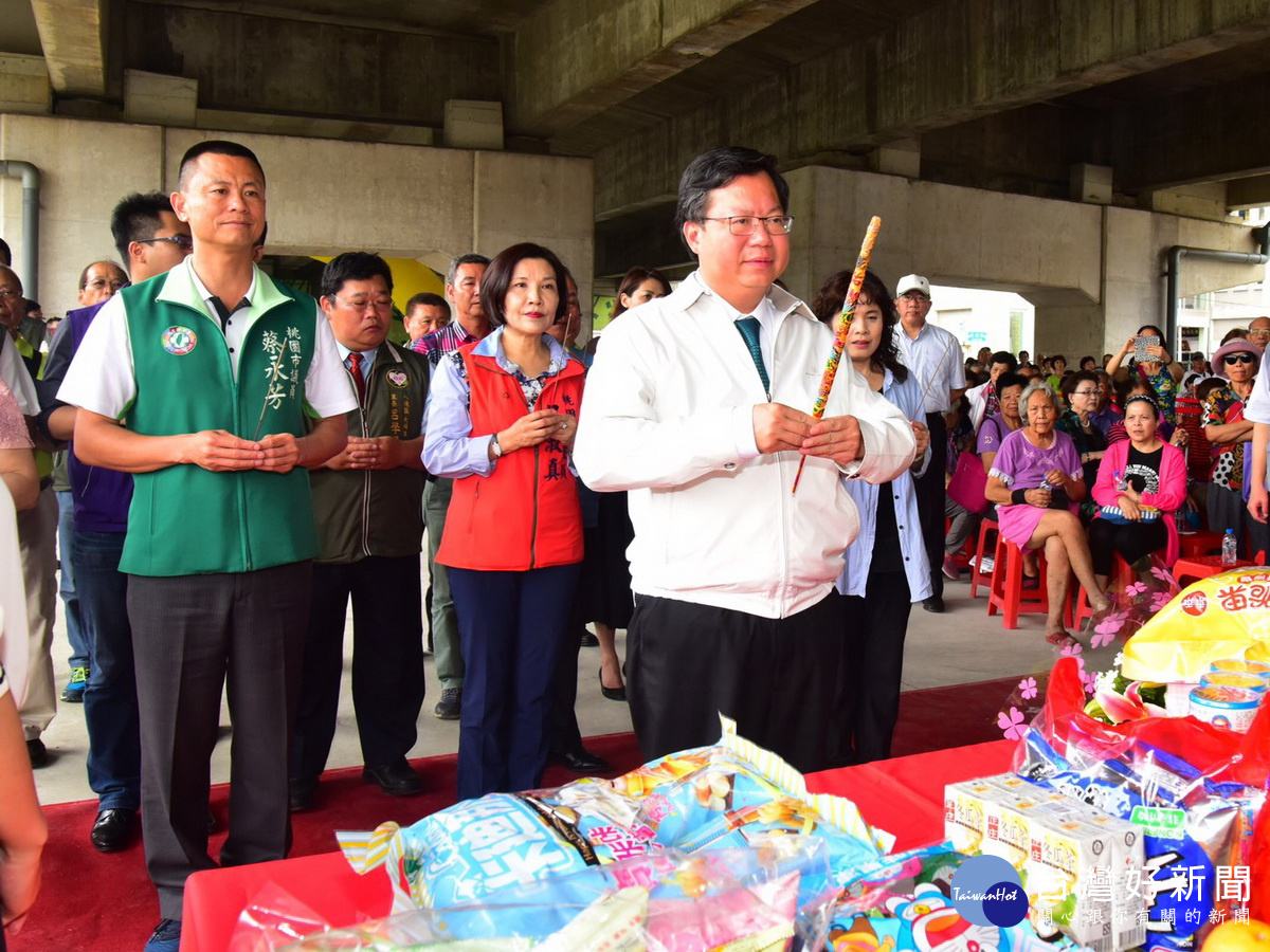 「八德區國道二號橋下空間活化第三期工程動土典禮」中，桃園市長鄭文燦與來賓們共同焚香祝禱。 