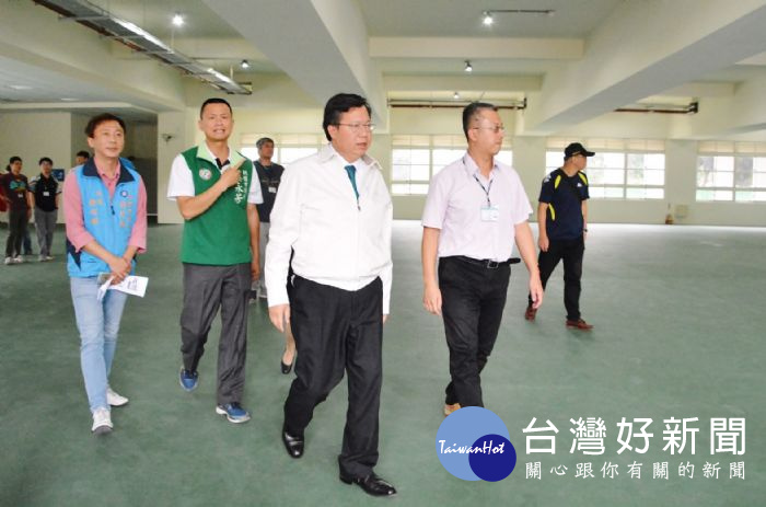 桃園市長鄭文燦視察桃園市立八德國中活動中心設備工程。