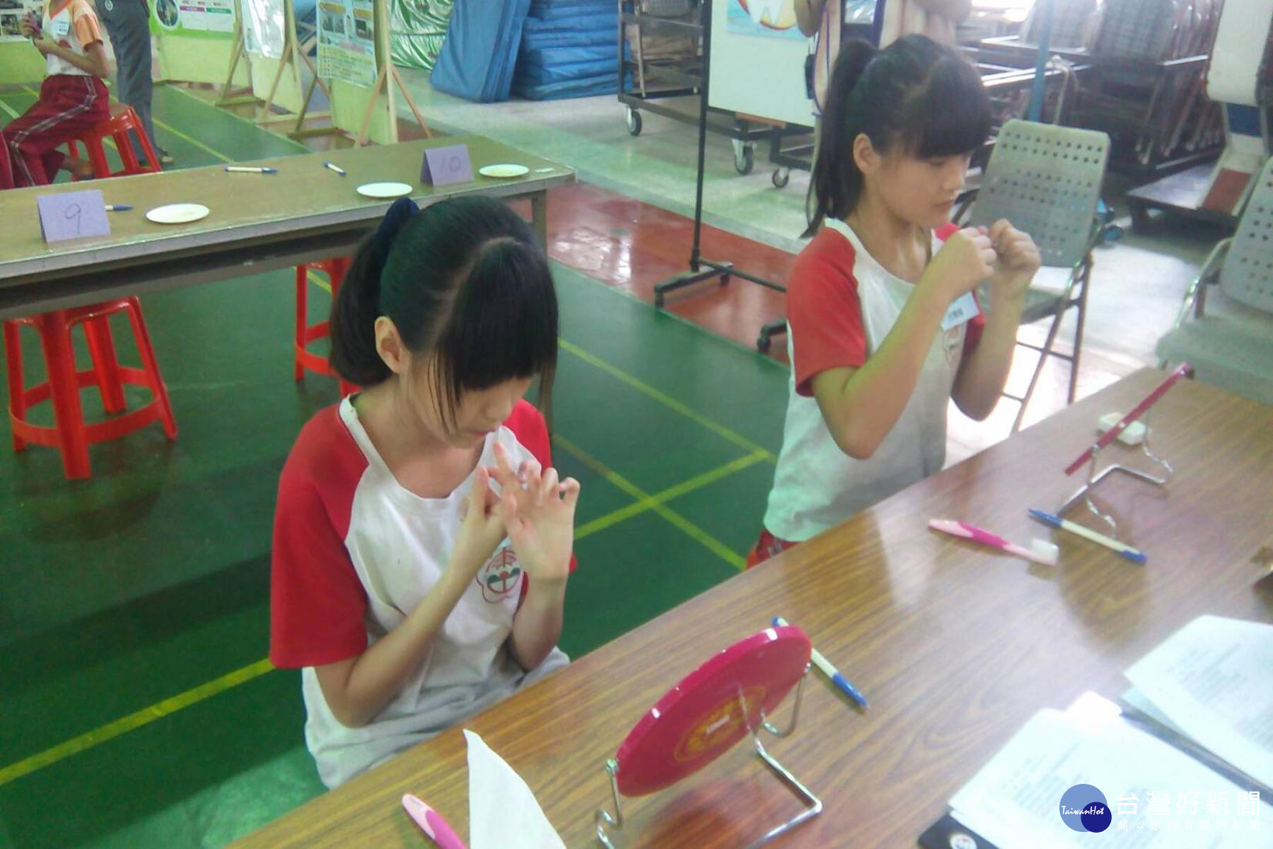 學童使用牙線潔牙比賽。