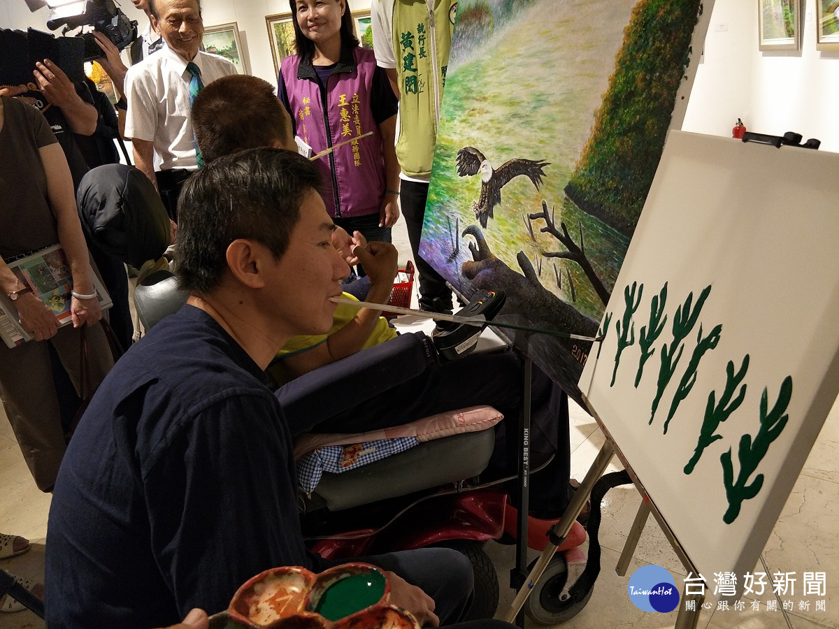文化局長陳文彬學習體驗以口啣畫筆，與張永銘老師學習創作，揮灑色彩。