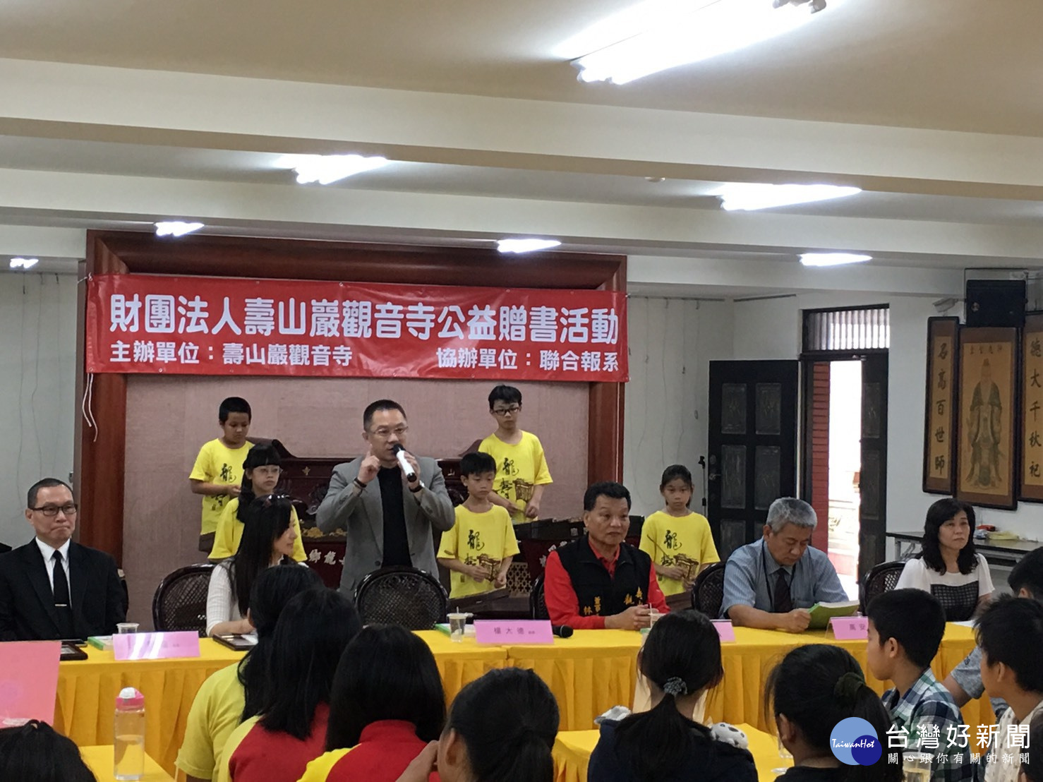 董事長林明騰(前排右三)鼓勵學生透過閱讀來提升寫作能力,祈福學生學業進步。