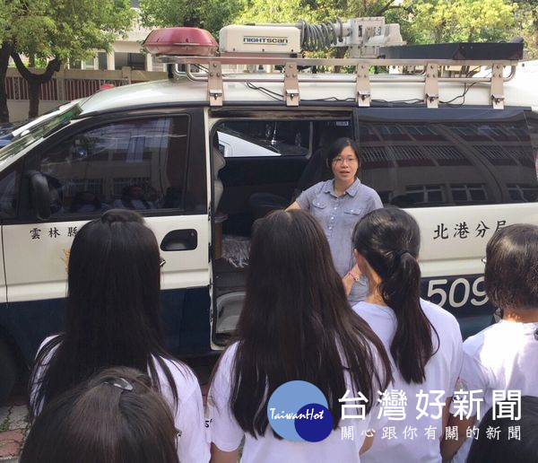北港高中紫錐花推廣社學生由教官帶隊至北港警分局進行參訪,致力將反毒的風氣與精神由校園推向社會。(記者陳昭宗拍攝)