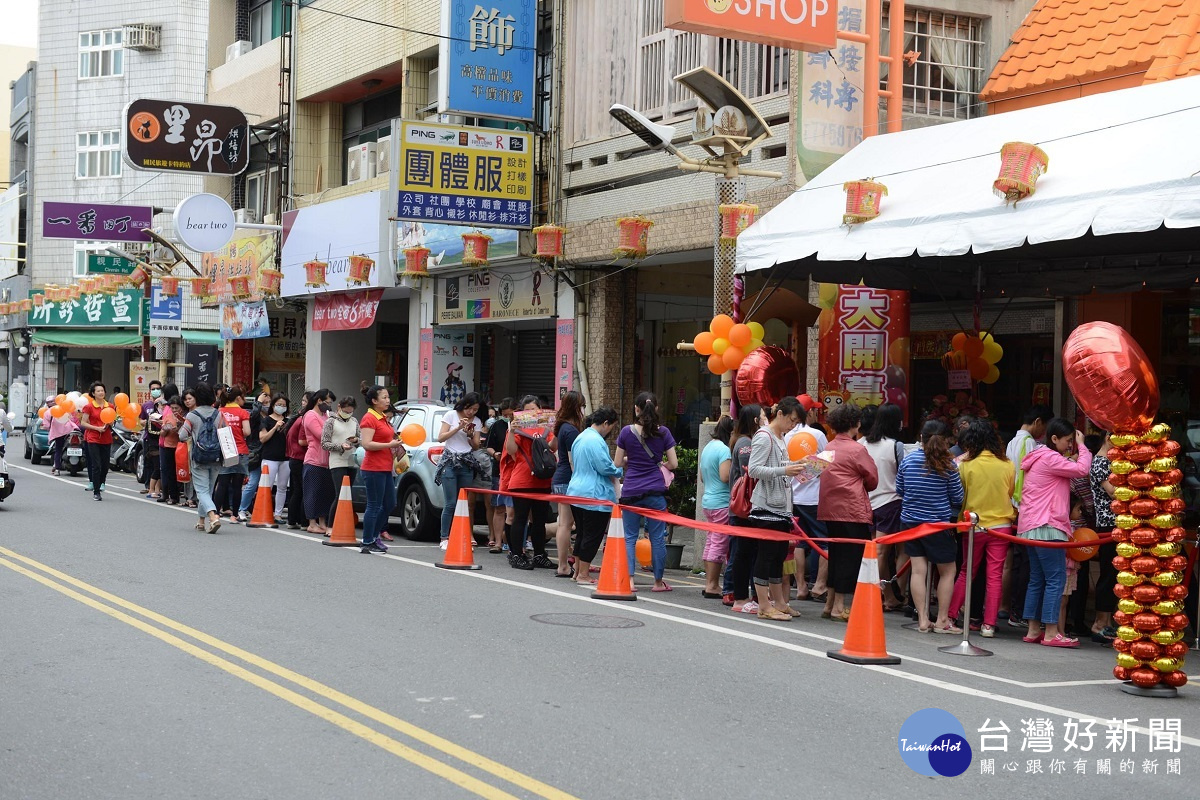 EASY SHOP鹿港中山店百份千元福袋發放排隊人潮