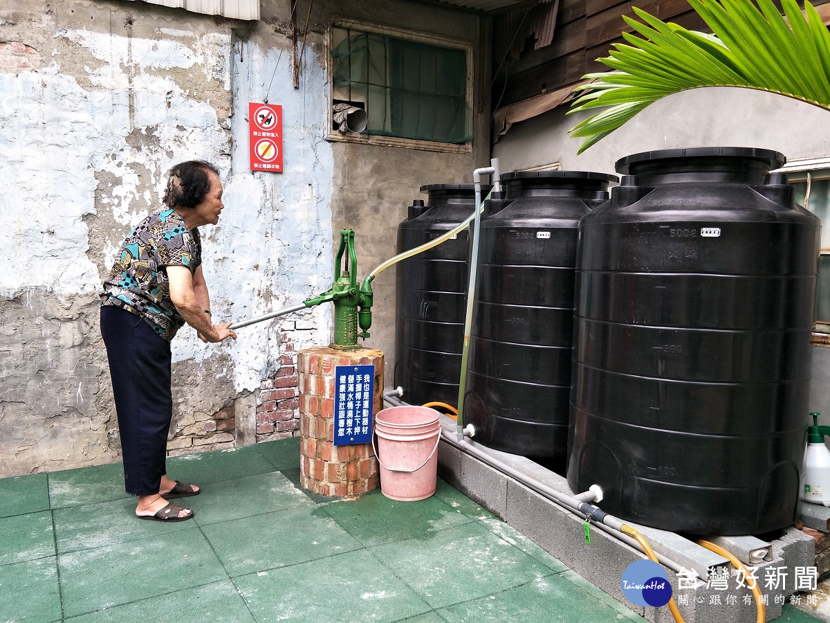 裝置在公園的「也是運動器材」幫助人們運動。