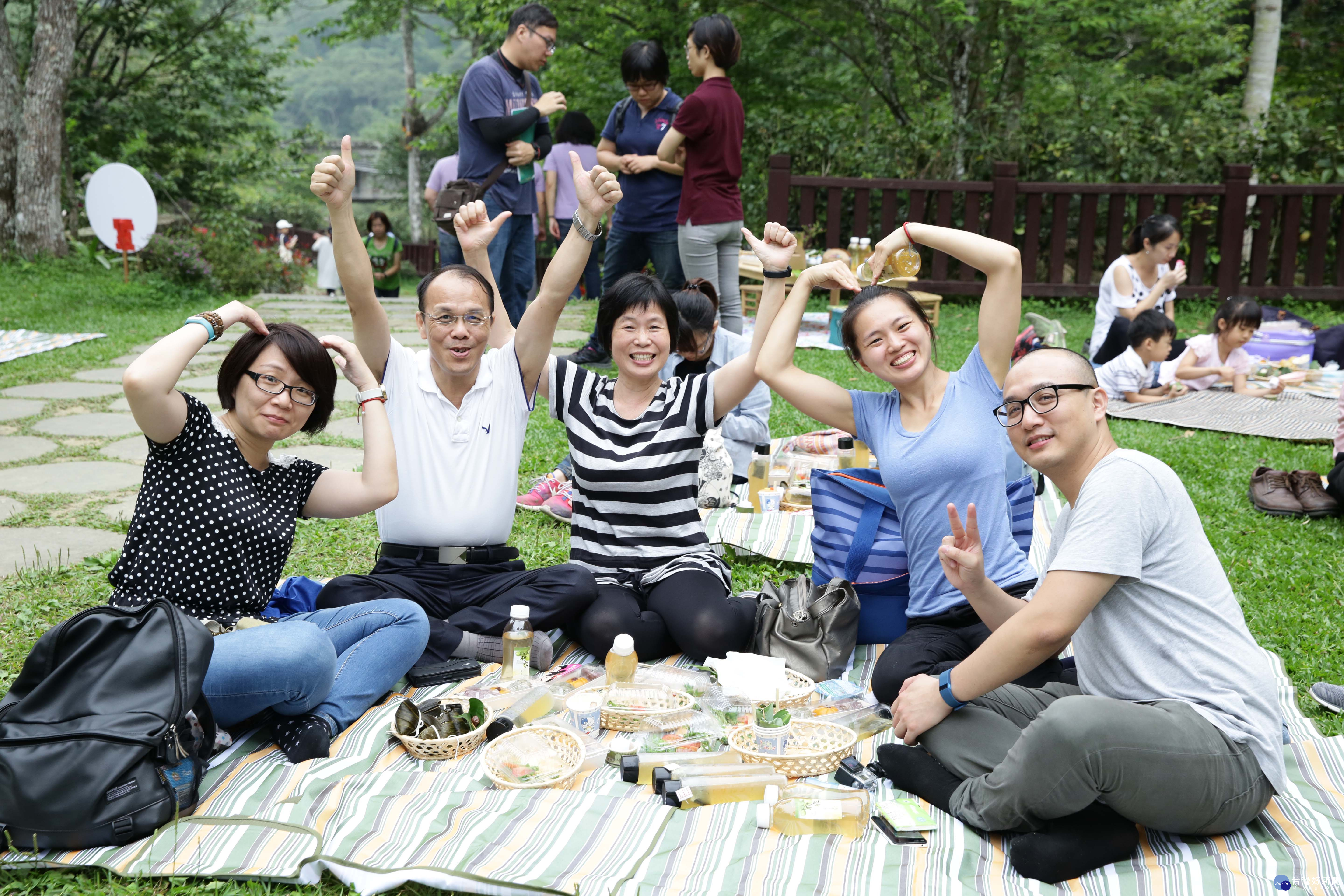 梅山星夜螢光饗宴賞螢季，樂愛星螢野餐趣體驗五感光之饗宴！〔圖一／謝敏政攝〕