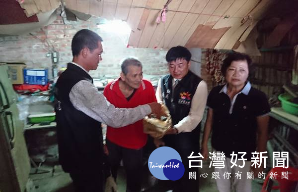 北港鎮公所為推廣在地農特產及關懷社會,結合北港鎮代會製作應節肉粽分送弱勢族群。(記者陳昭宗拍攝)
