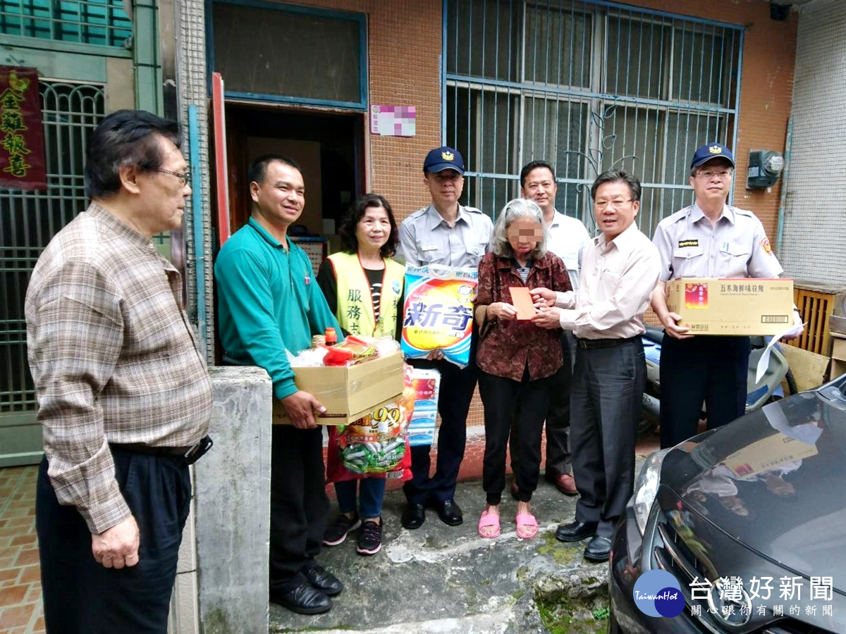 龍警善心人士共送物資　　端節濟弱展愛心