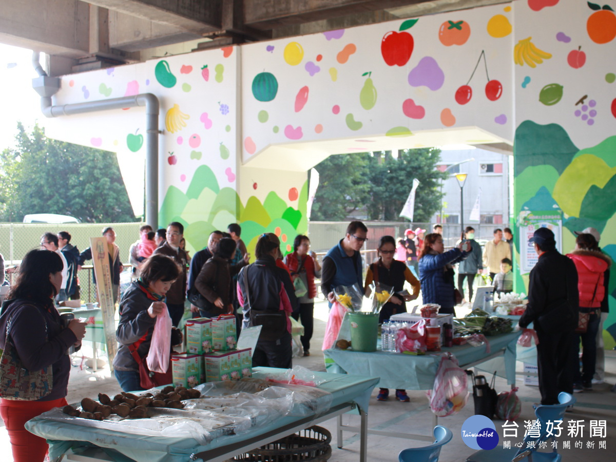 桃園假日農創市集有在地農民優良農產品,歡迎市民朋友吃吃玩玩逛逛。