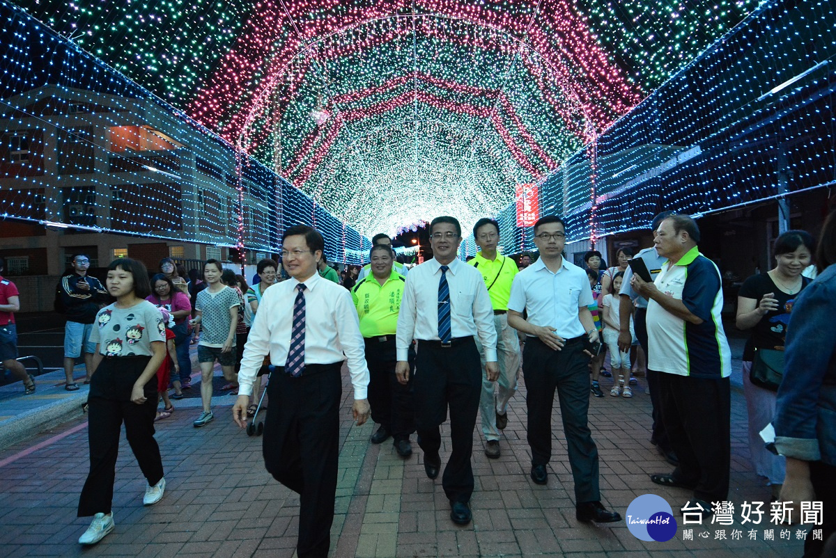 鹿港夜之光廊點燈儀式後，彰化縣長魏明谷與來賓一起走在光之廊道。