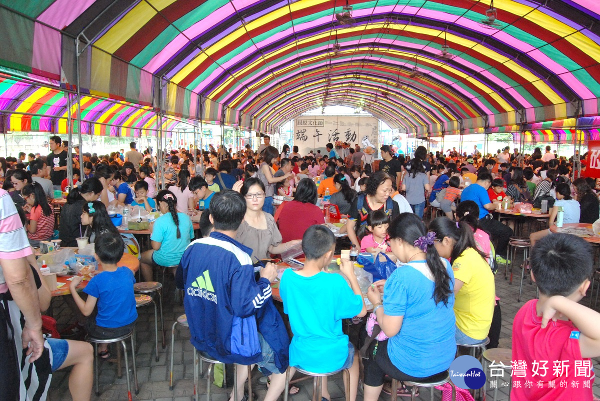 屈原文化節活動中的縮小版陸上龍舟親子DIY創作活動吸引近2千人參加