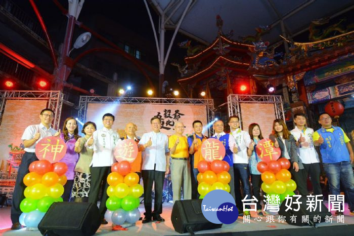 桃園市長鄭文燦出席龍潭龍元宮商圈(觀光商圈發展協會)「五穀爺文化季—神遊龍潭晚會」。